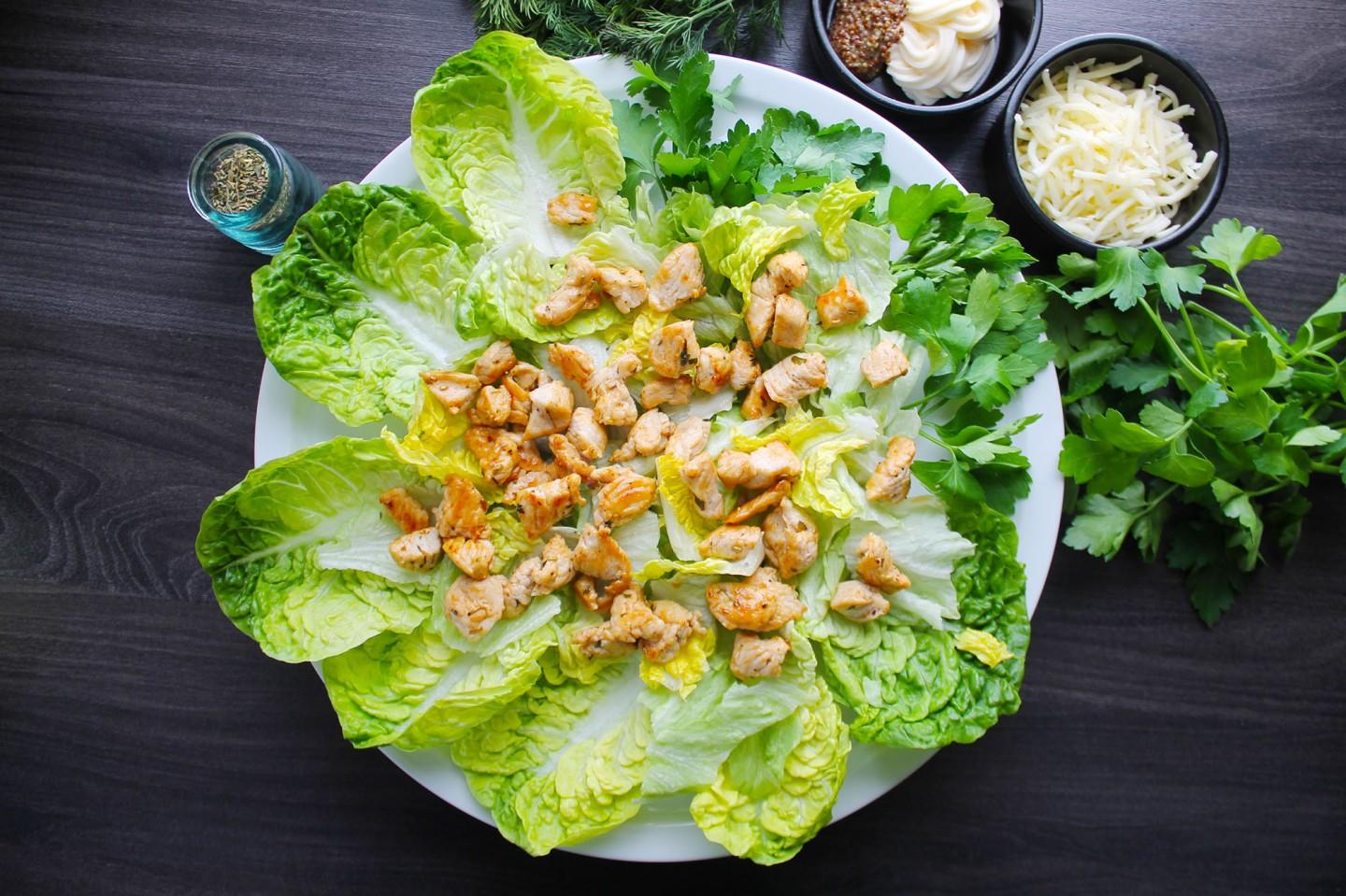 Шаг 6 приготовления Салат с курицей фасолью и сухариками