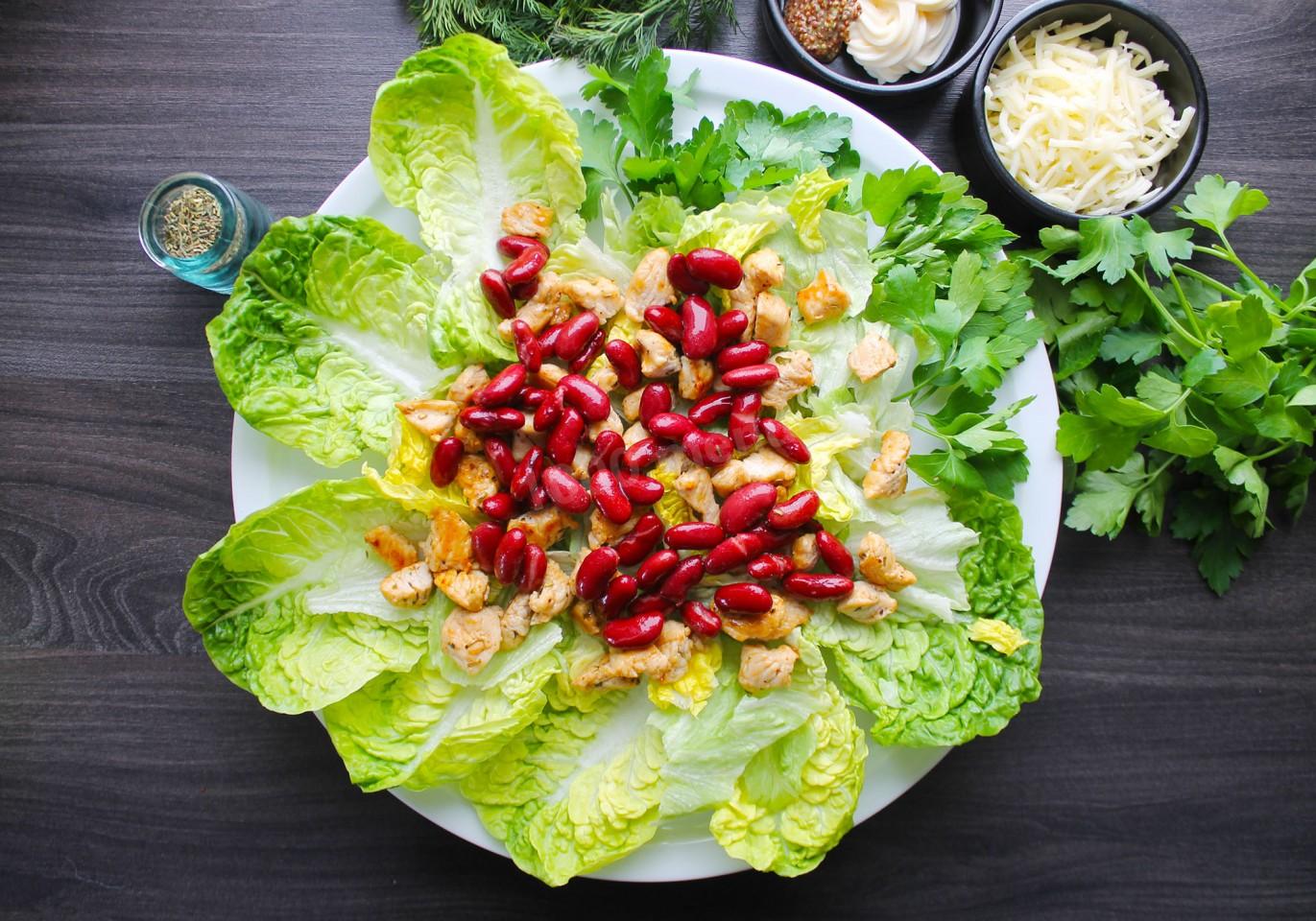 Шаг 7 приготовления Салат с курицей фасолью и сухариками