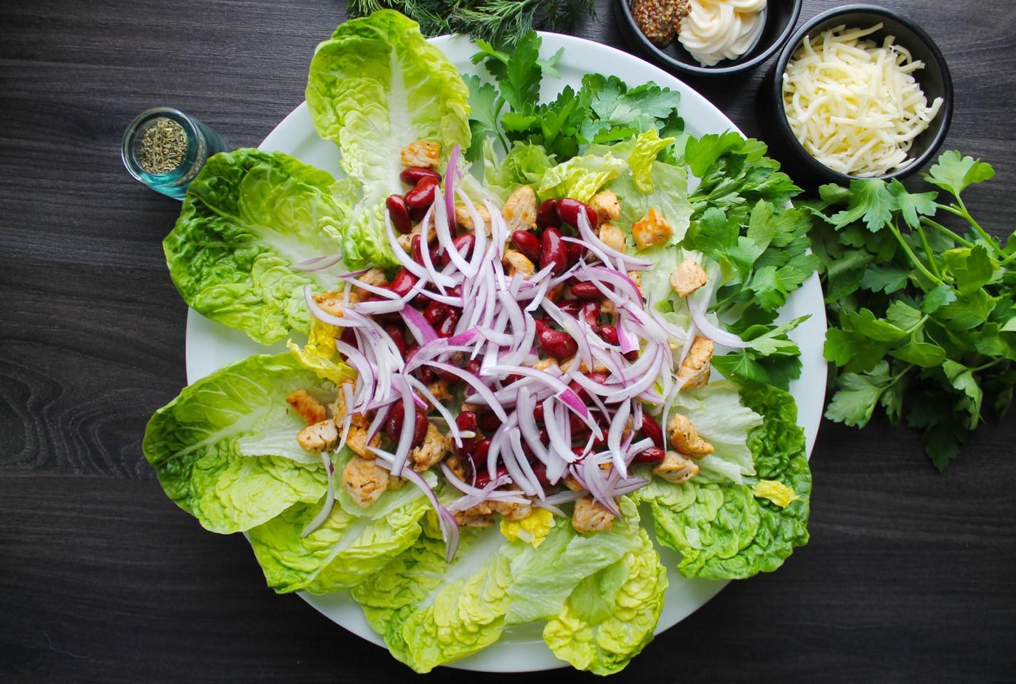 Шаг 8 приготовления Салат с курицей фасолью и сухариками
