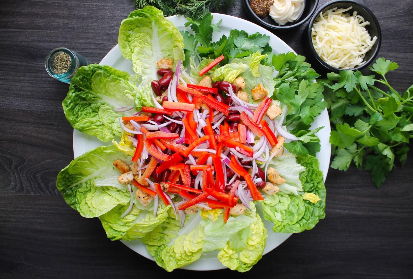 Шаг 9 приготовления Салат с курицей фасолью и сухариками
