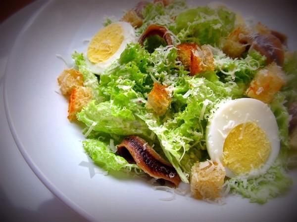 Шаг 3 приготовления Салат с анчоусами и яйцом