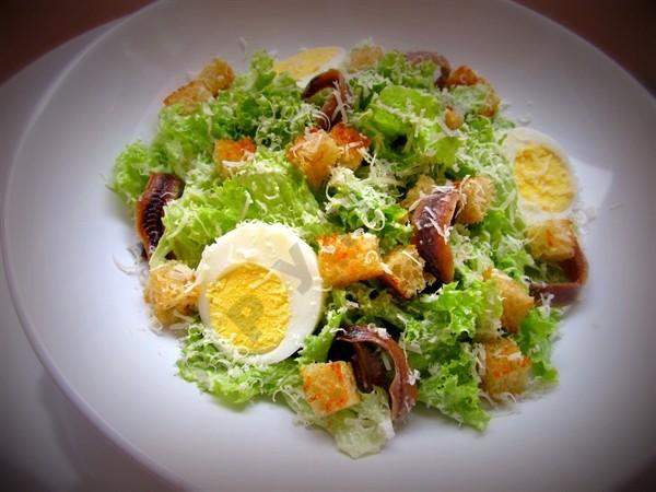 Обложка рецепта Салат с анчоусами и яйцом