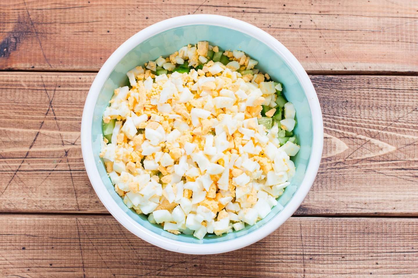 Шаг 5 приготовления Салат с горошком кукурузой яйцами
