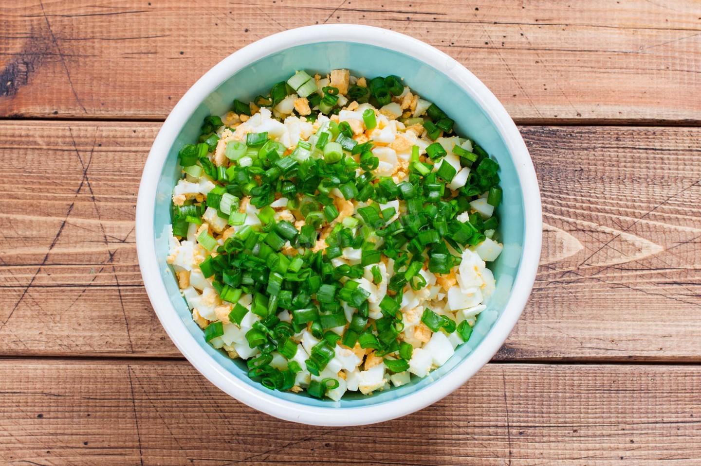 Шаг 6 приготовления Салат с горошком кукурузой яйцами