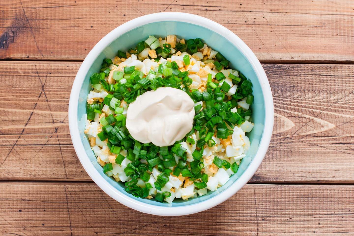 Шаг 7 приготовления Салат с горошком кукурузой яйцами