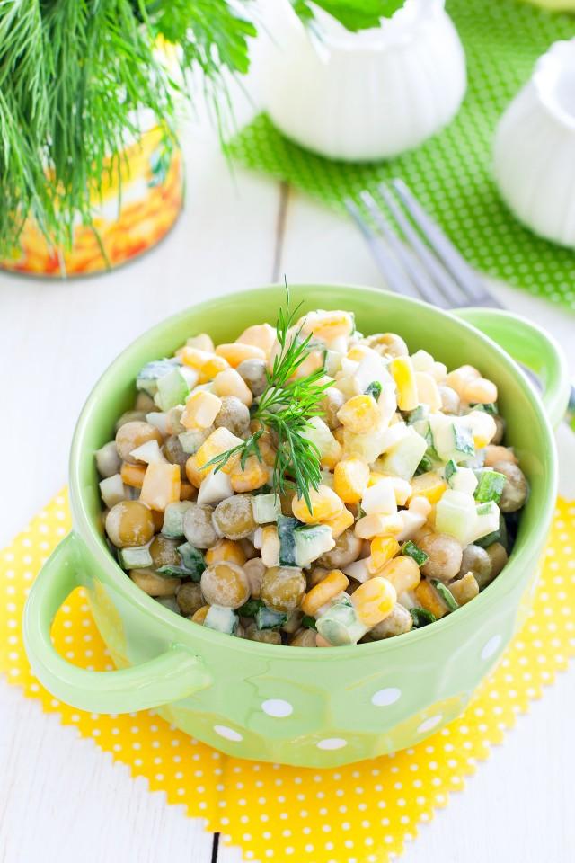 Шаг 8 приготовления Салат с горошком кукурузой яйцами