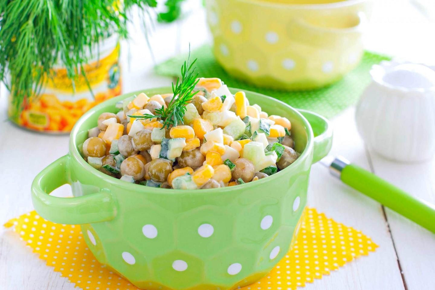 Обложка рецепта Салат с горошком кукурузой яйцами