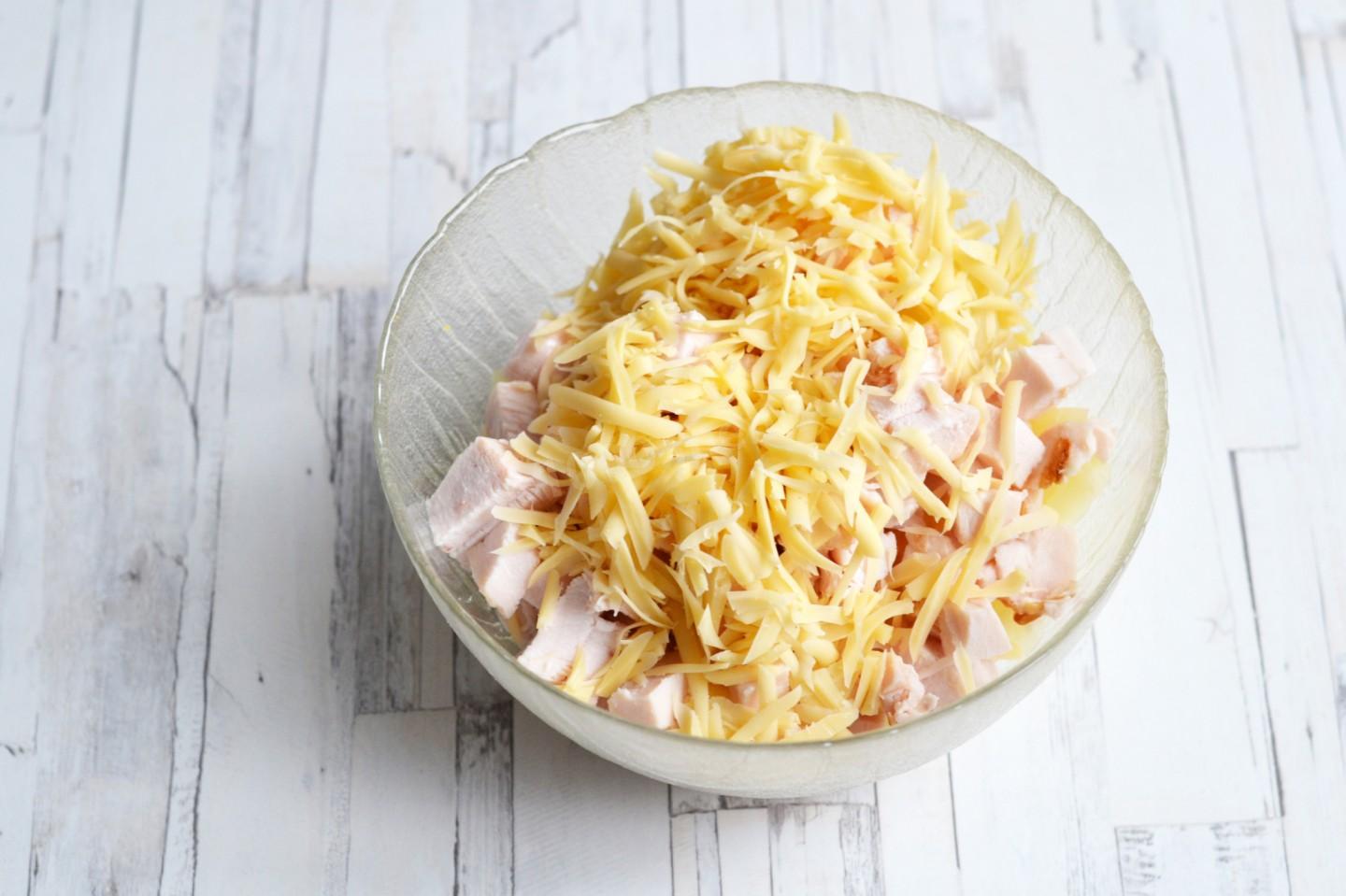 Шаг 6 приготовления Салат с копченой курицей яйцом сыром