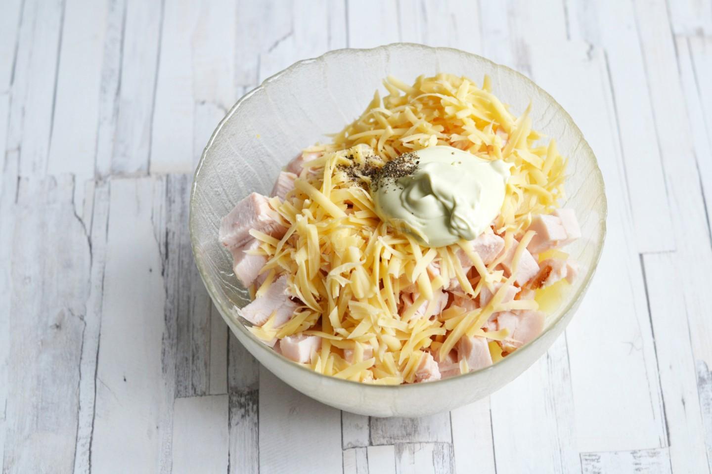 Шаг 7 приготовления Салат с копченой курицей яйцом сыром