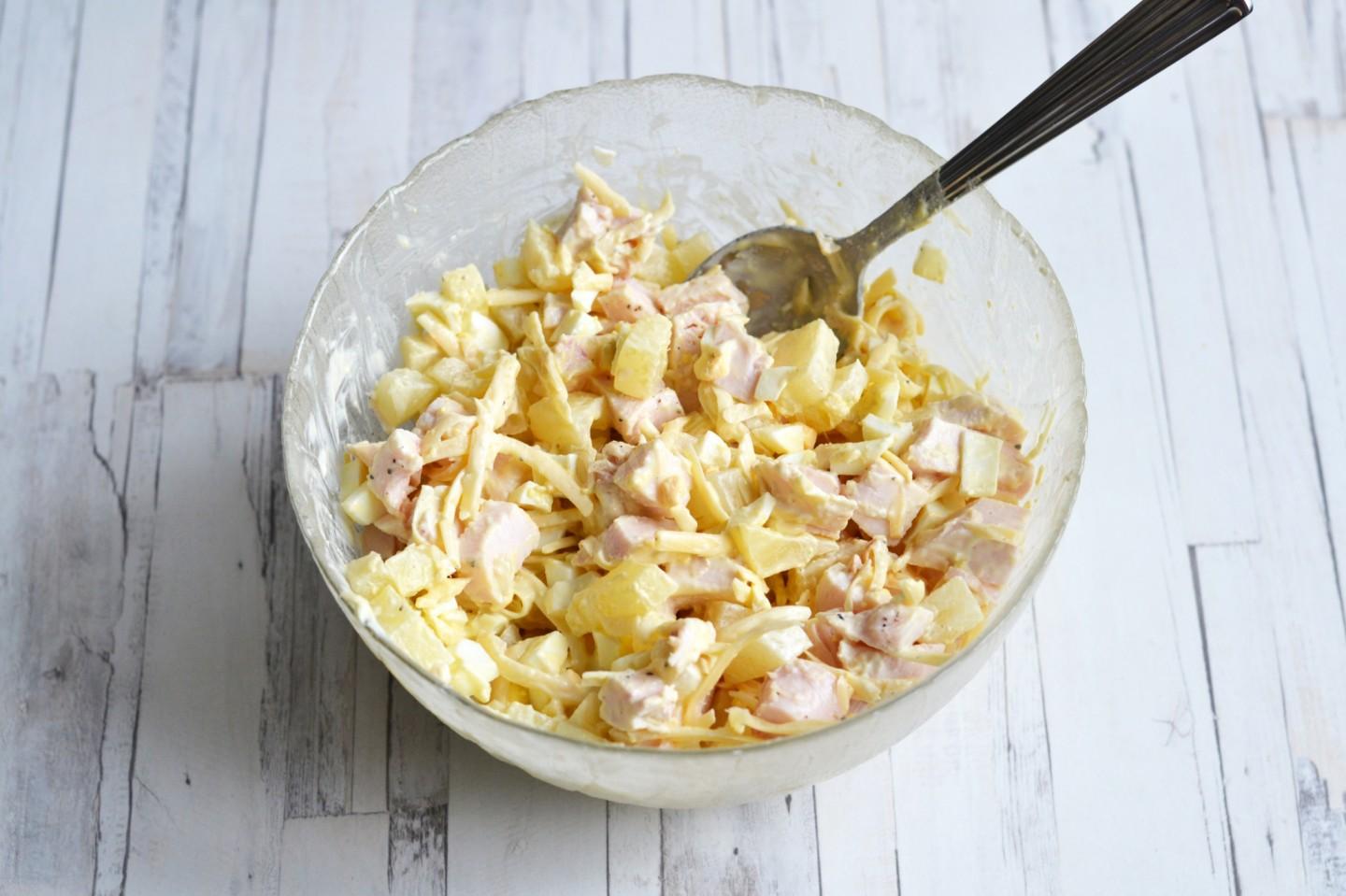 Шаг 8 приготовления Салат с копченой курицей яйцом сыром