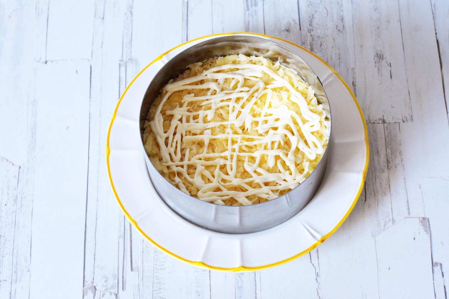 Шаг 12 приготовления Салат курица с чесноком ананасами и яйцами