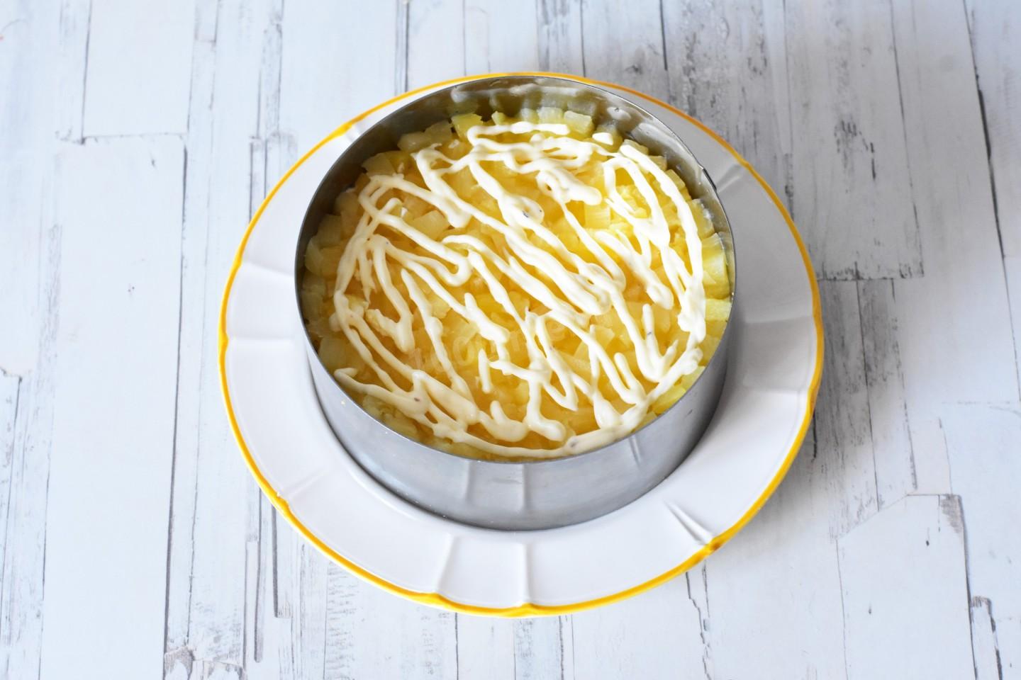 Шаг 13 приготовления Салат курица с чесноком ананасами и яйцами