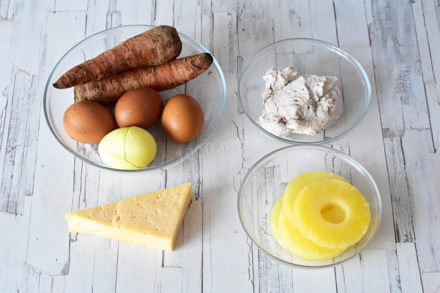 Шаг 3 приготовления Салат курица с чесноком ананасами и яйцами