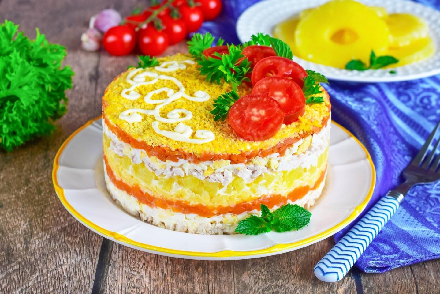 Обложка рецепта Салат курица с чесноком ананасами и яйцами