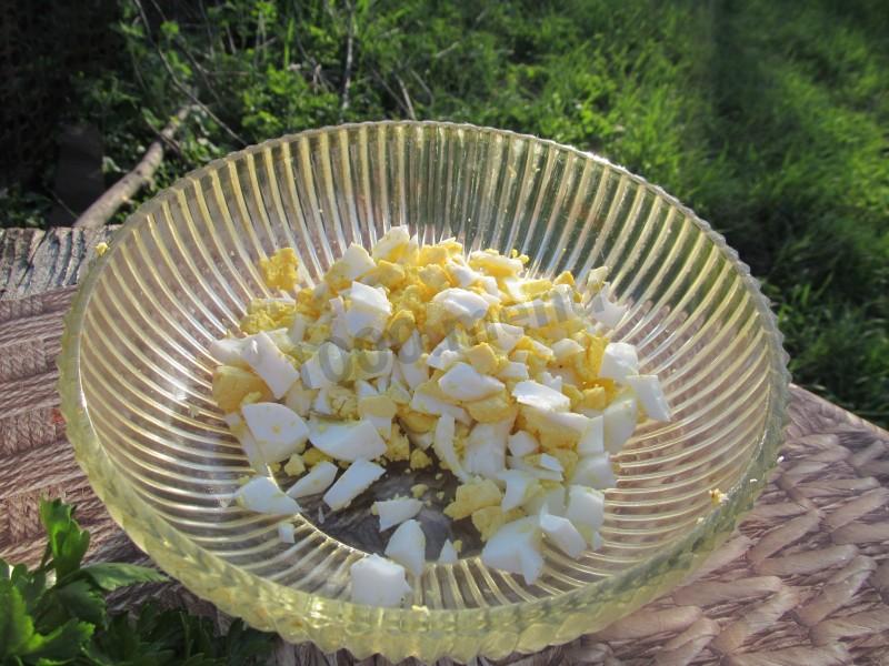 Шаг 6 приготовления Салат из крапивы с яйцами на скорую руку