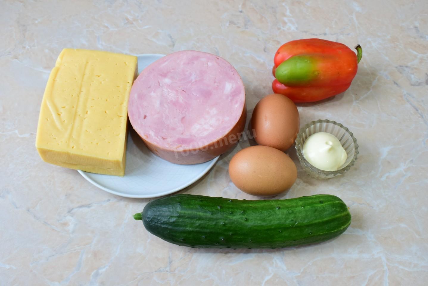 Шаг 1 приготовления Салат коктейль с ветчиной сыром и огурцами