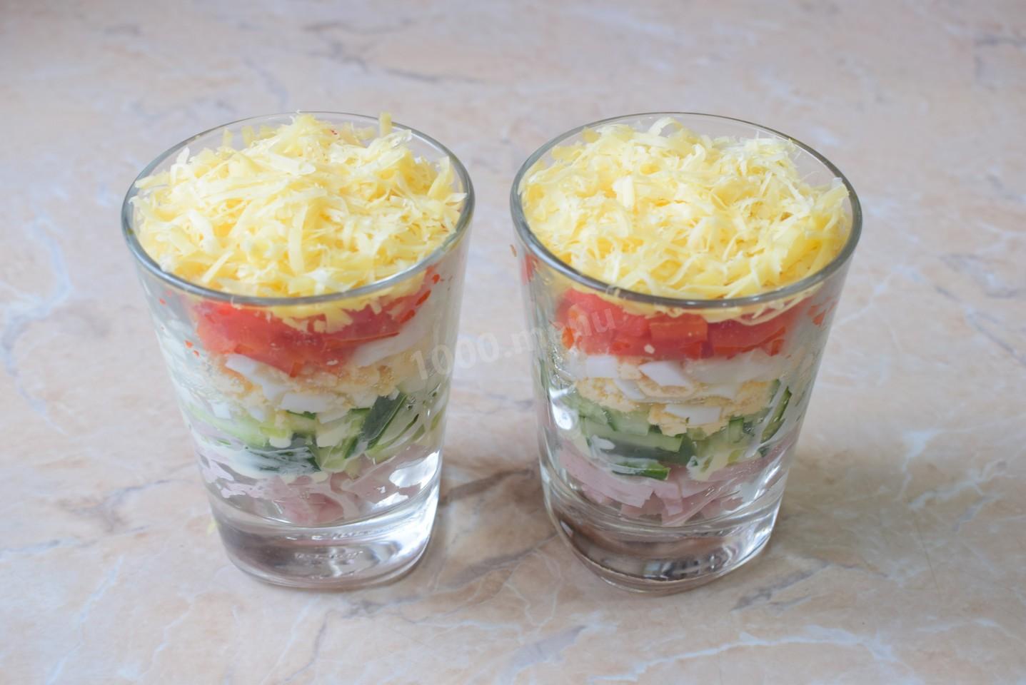 Шаг 6 приготовления Салат коктейль с ветчиной сыром и огурцами