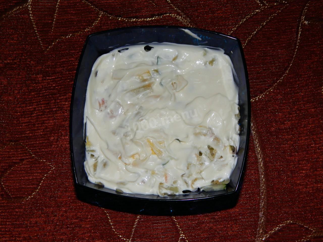 Шаг 7 приготовления Салат фасоль морковь колбаса