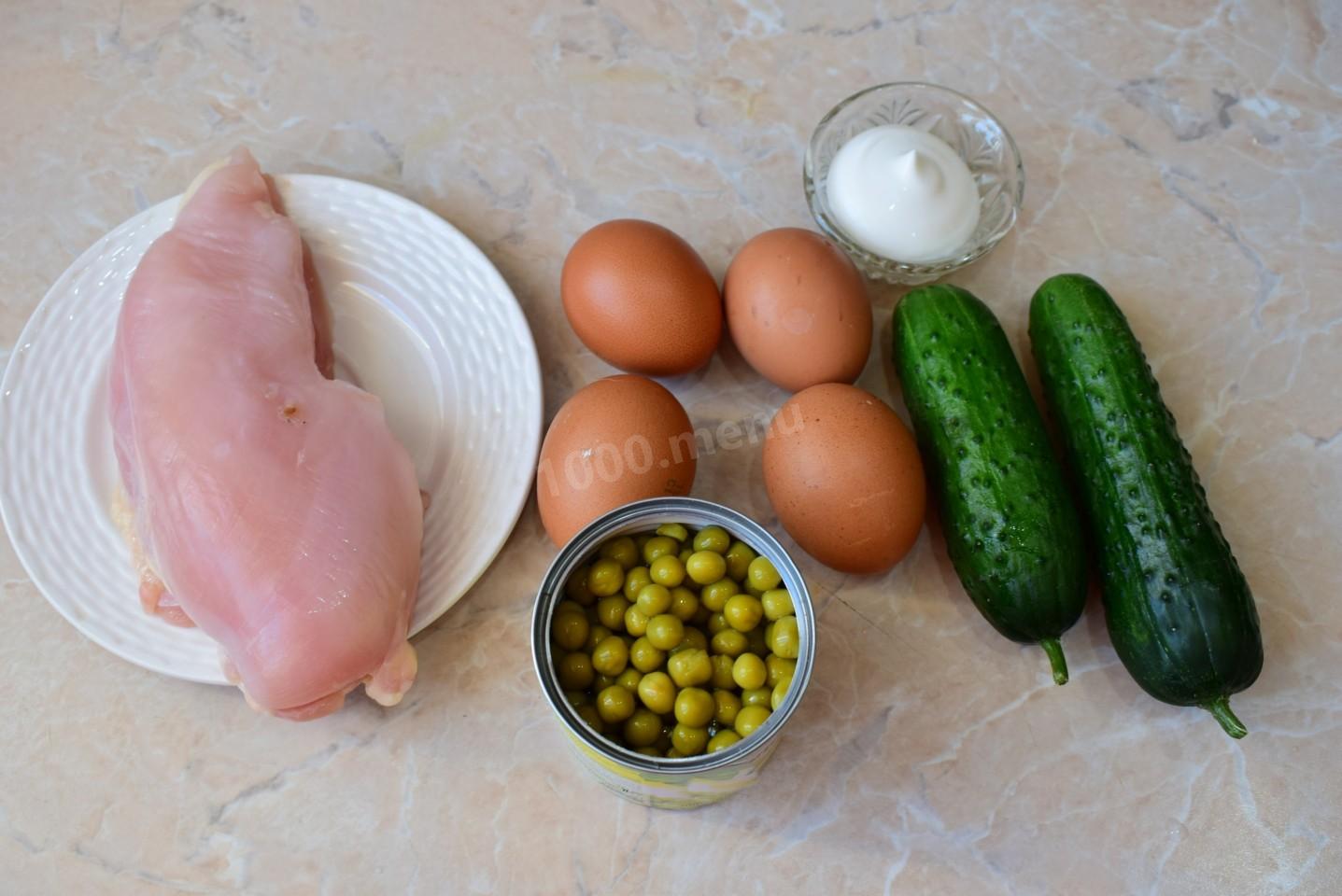 Шаг 1 приготовления Салат с курицей зеленым горошком огурцом и яйцом