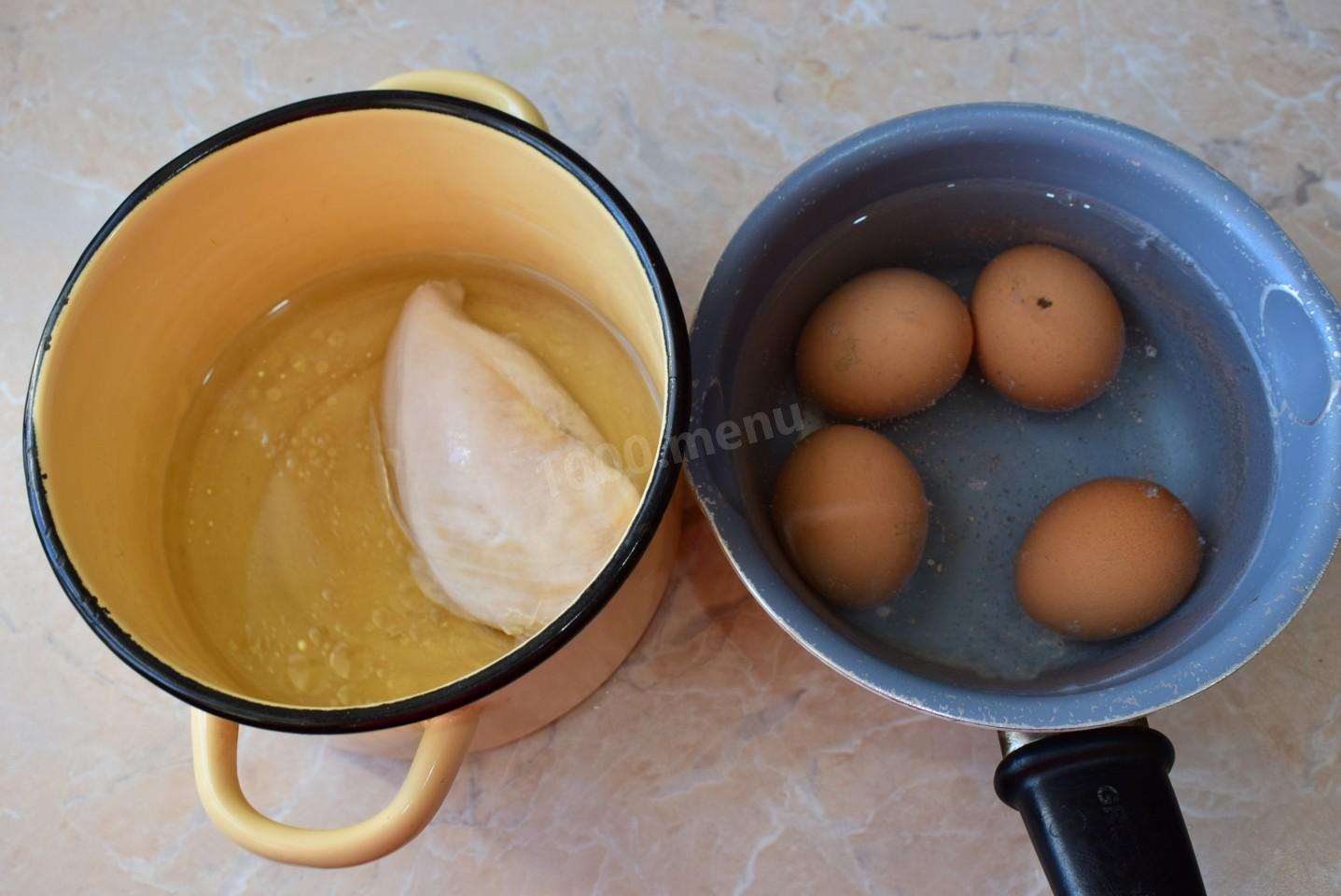 Шаг 2 приготовления Салат с курицей зеленым горошком огурцом и яйцом
