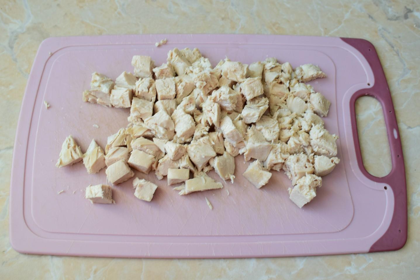 Шаг 3 приготовления Салат с курицей зеленым горошком огурцом и яйцом