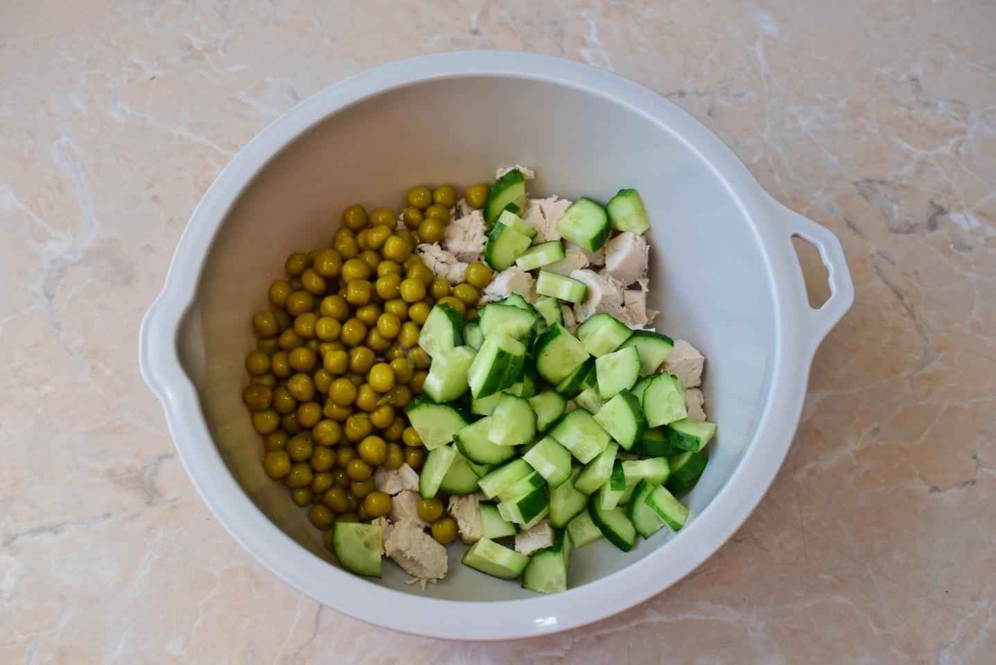 Шаг 4 приготовления Салат с курицей зеленым горошком огурцом и яйцом