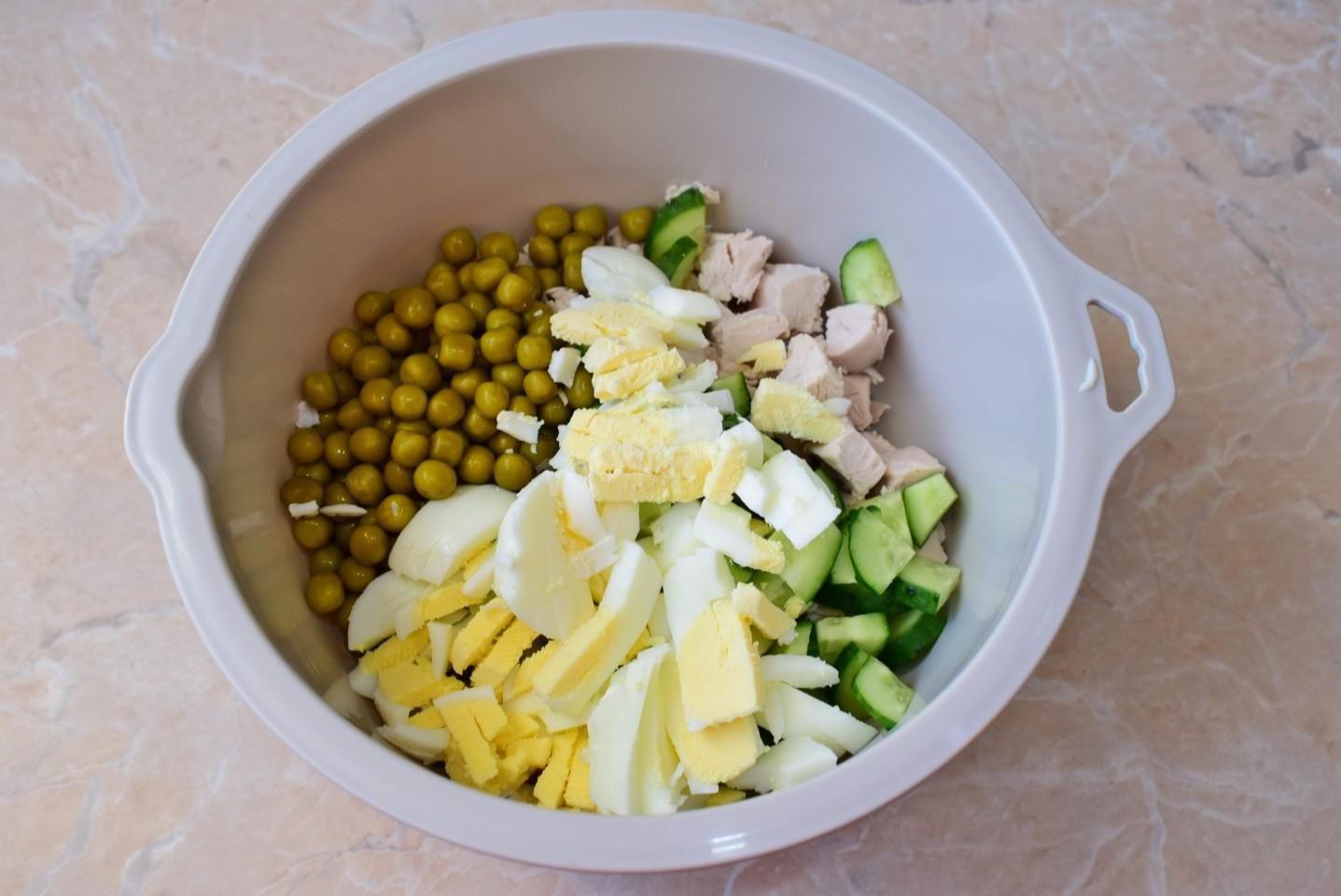 Шаг 5 приготовления Салат с курицей зеленым горошком огурцом и яйцом