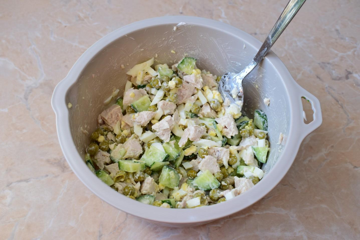 Шаг 6 приготовления Салат с курицей зеленым горошком огурцом и яйцом