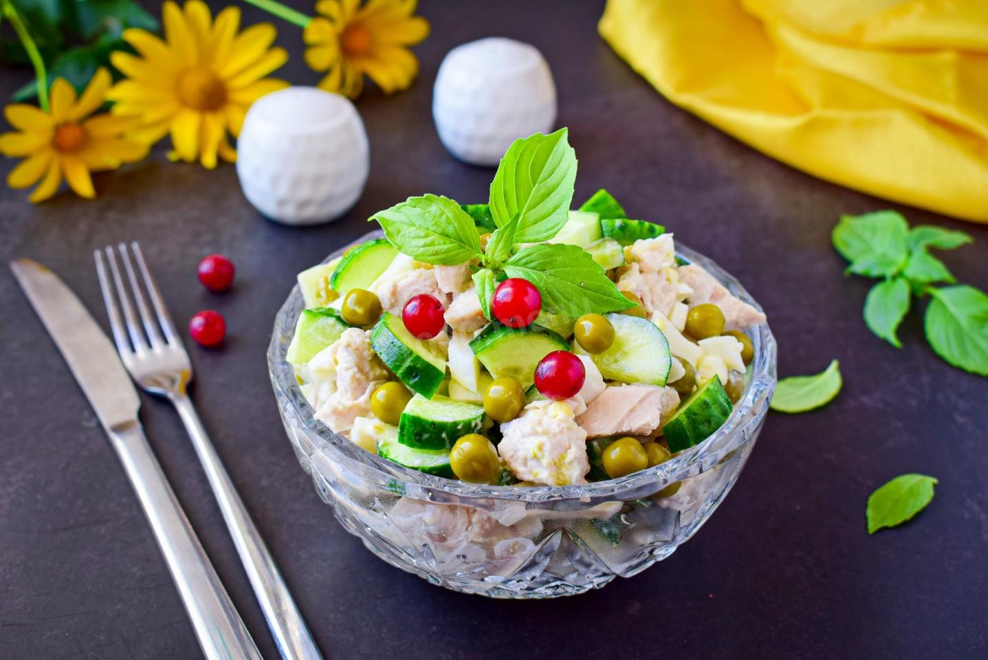 Обложка рецепта Салат с курицей зеленым горошком огурцом и яйцом