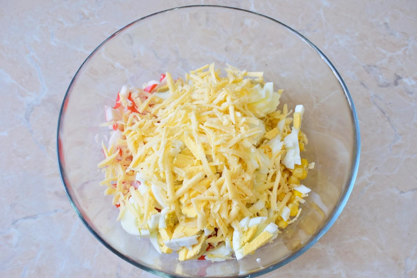 Шаг 5 приготовления Салат с крабовыми палочками кукурузой и сыром