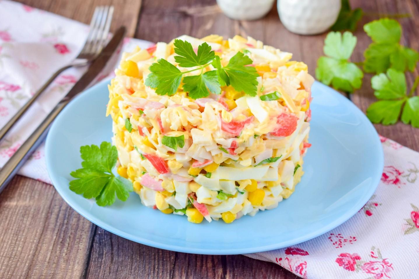 Обложка рецепта Салат с крабовыми палочками кукурузой и сыром