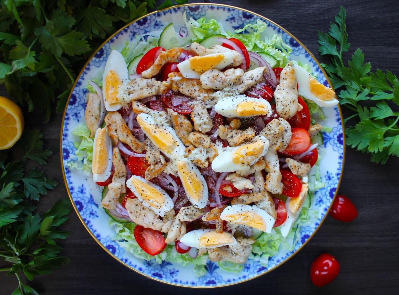 Шаг 10 приготовления Салат пекинская капуста куриная грудка огурец яйцо помидоры