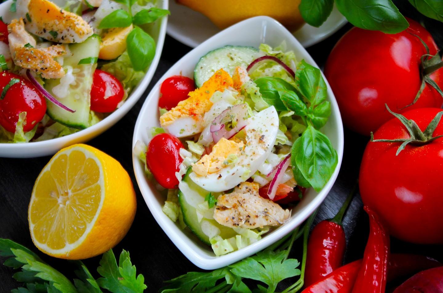 Шаг 12 приготовления Салат пекинская капуста куриная грудка огурец яйцо помидоры