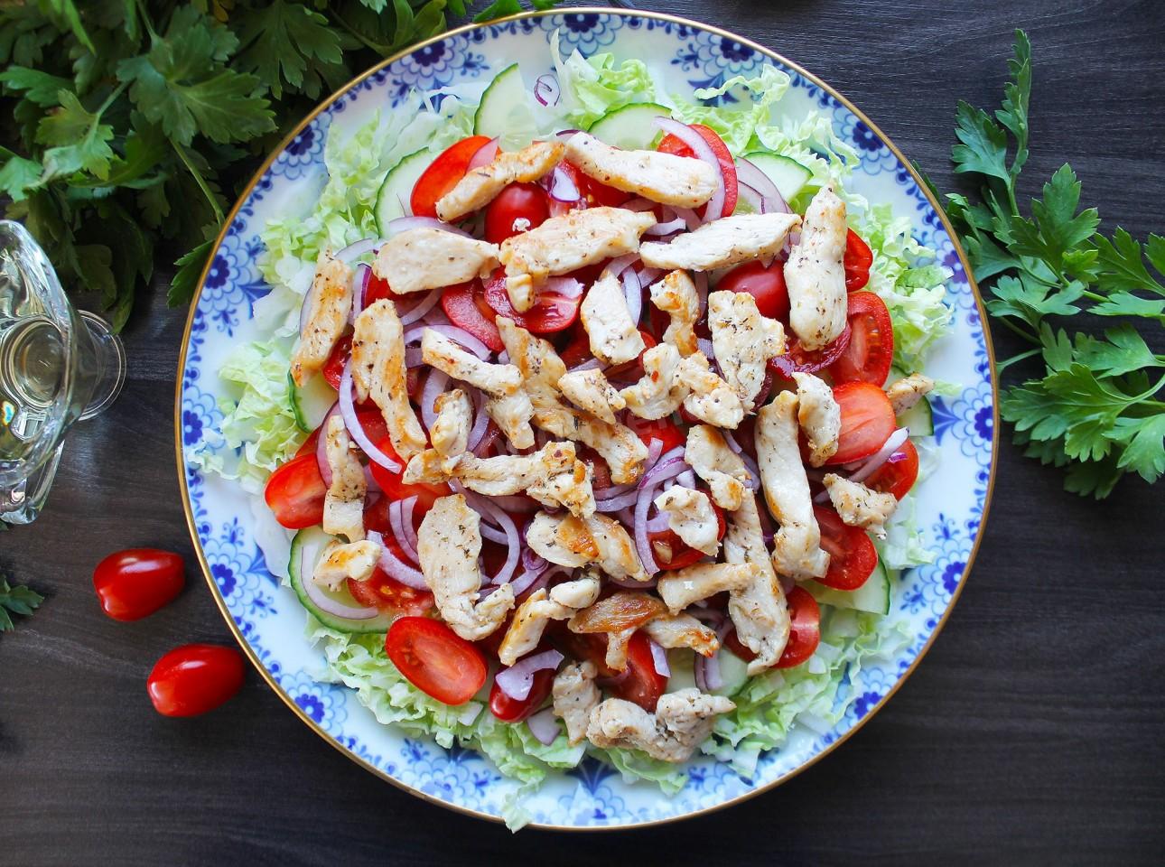 Шаг 8 приготовления Салат пекинская капуста куриная грудка огурец яйцо помидоры
