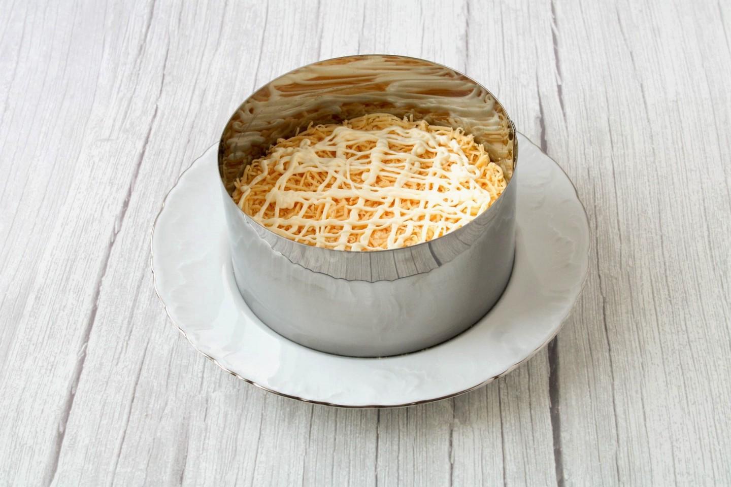 Шаг 10 приготовления Салат Мимоза с картошкой и консервой классический