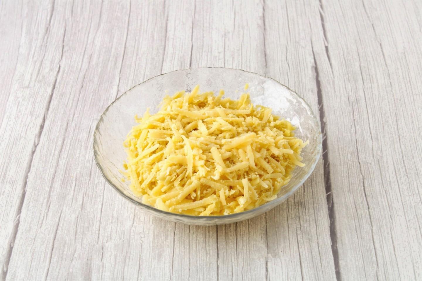 Шаг 2 приготовления Салат Мимоза с картошкой и консервой классический