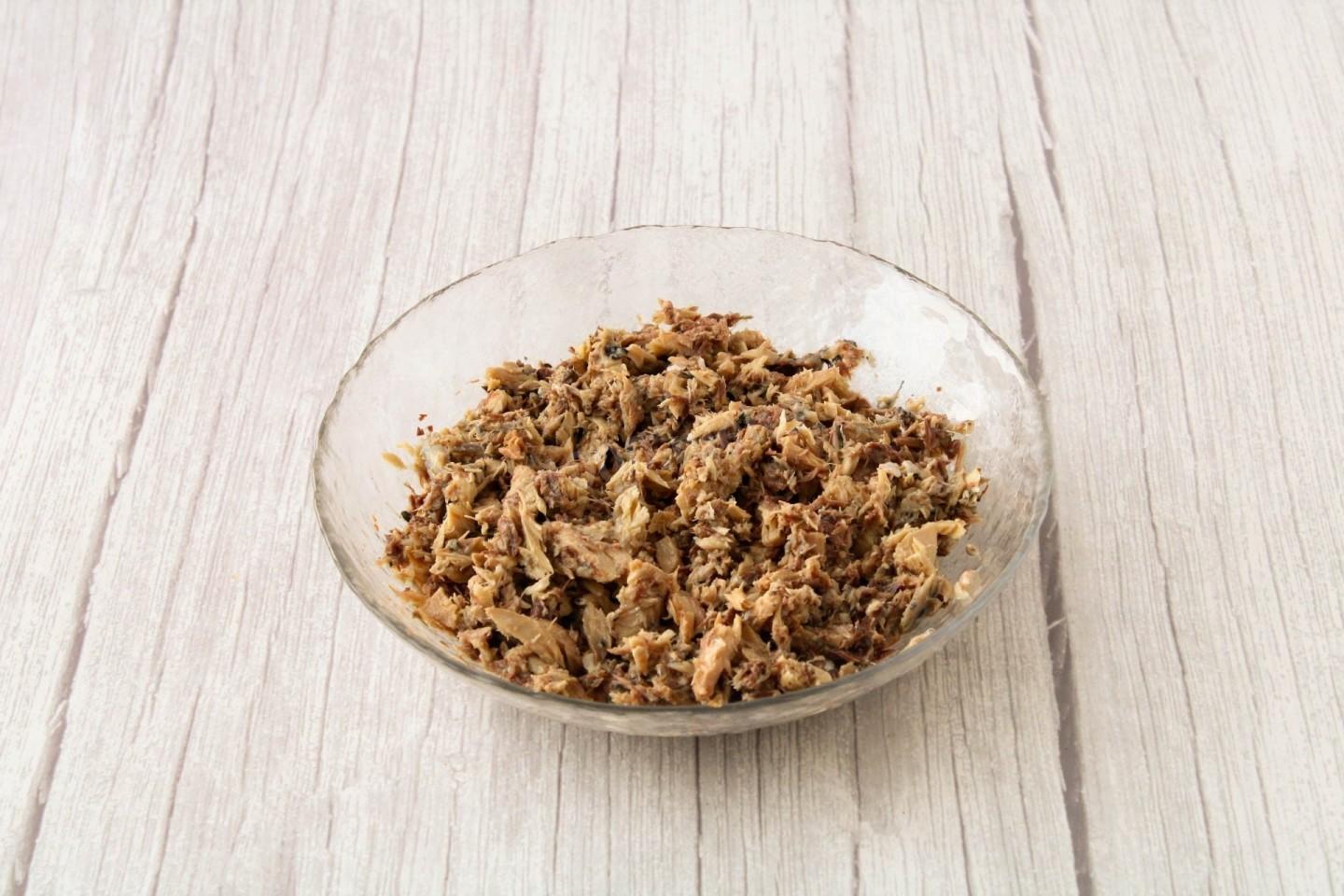 Шаг 4 приготовления Салат Мимоза с картошкой и консервой классический