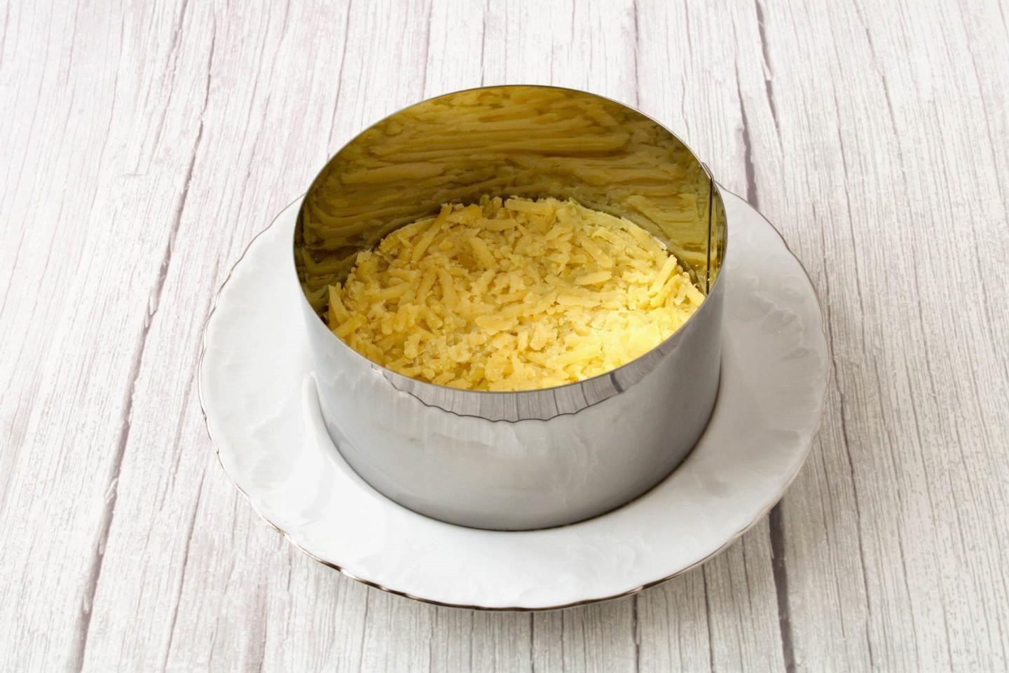 Шаг 7 приготовления Салат Мимоза с картошкой и консервой классический