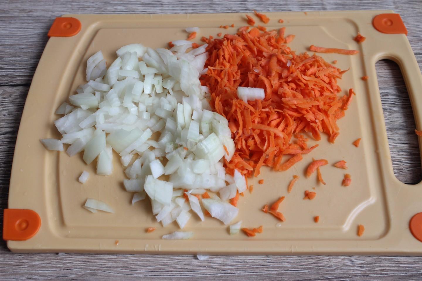Шаг 2 приготовления Салат с шампиньонами и фасолью
