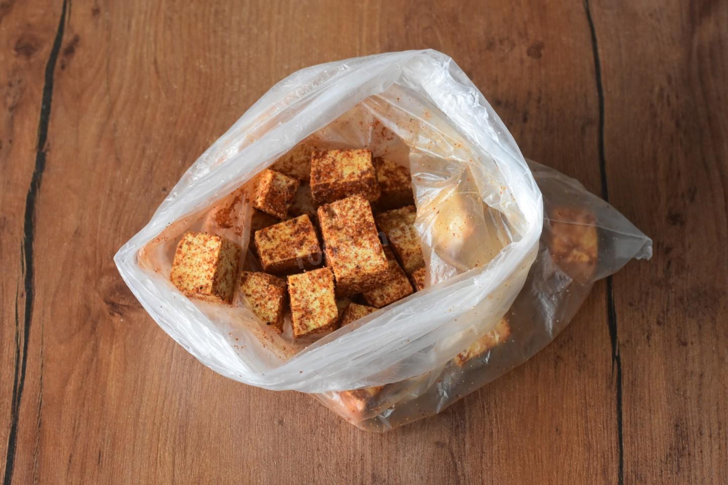 Шаг 5 приготовления Простой салат с тофу и помидорами