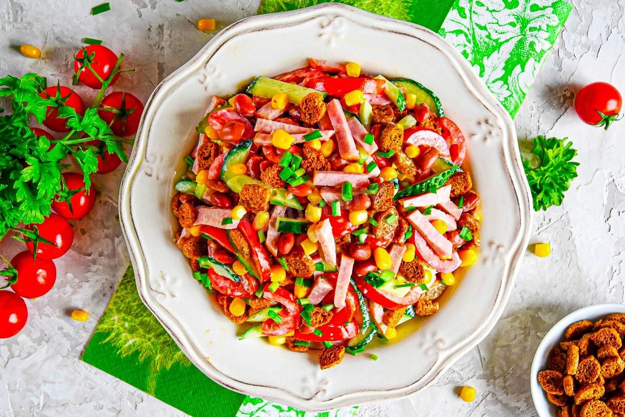 Обложка рецепта Салат с ветчиной помидорами сухариками фасолью