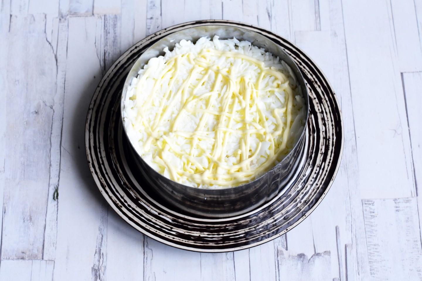 Шаг 10 приготовления Салат с копченой грудкой ананасами и сыром