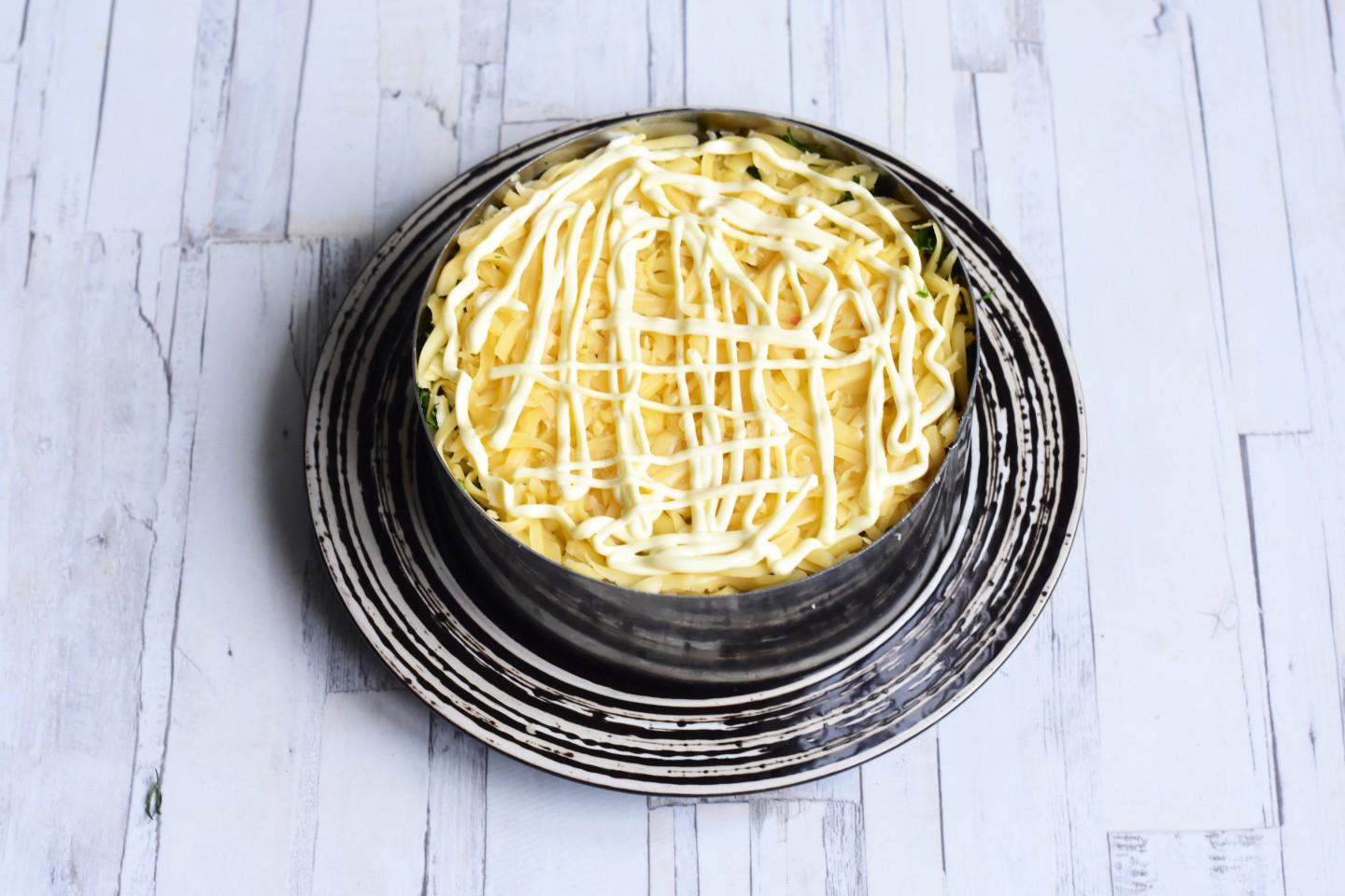 Шаг 12 приготовления Салат с копченой грудкой ананасами и сыром