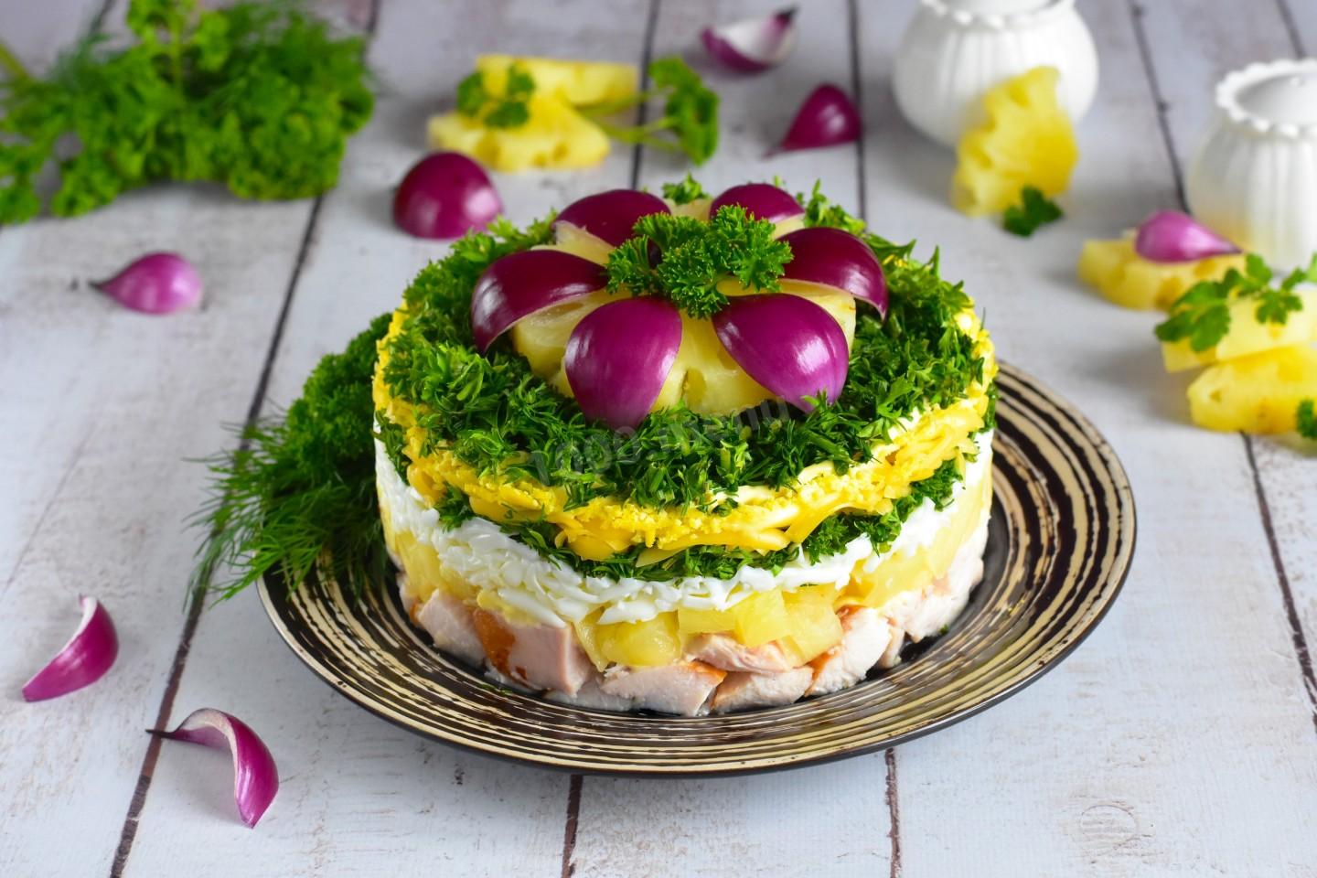 Шаг 15 приготовления Салат с копченой грудкой ананасами и сыром