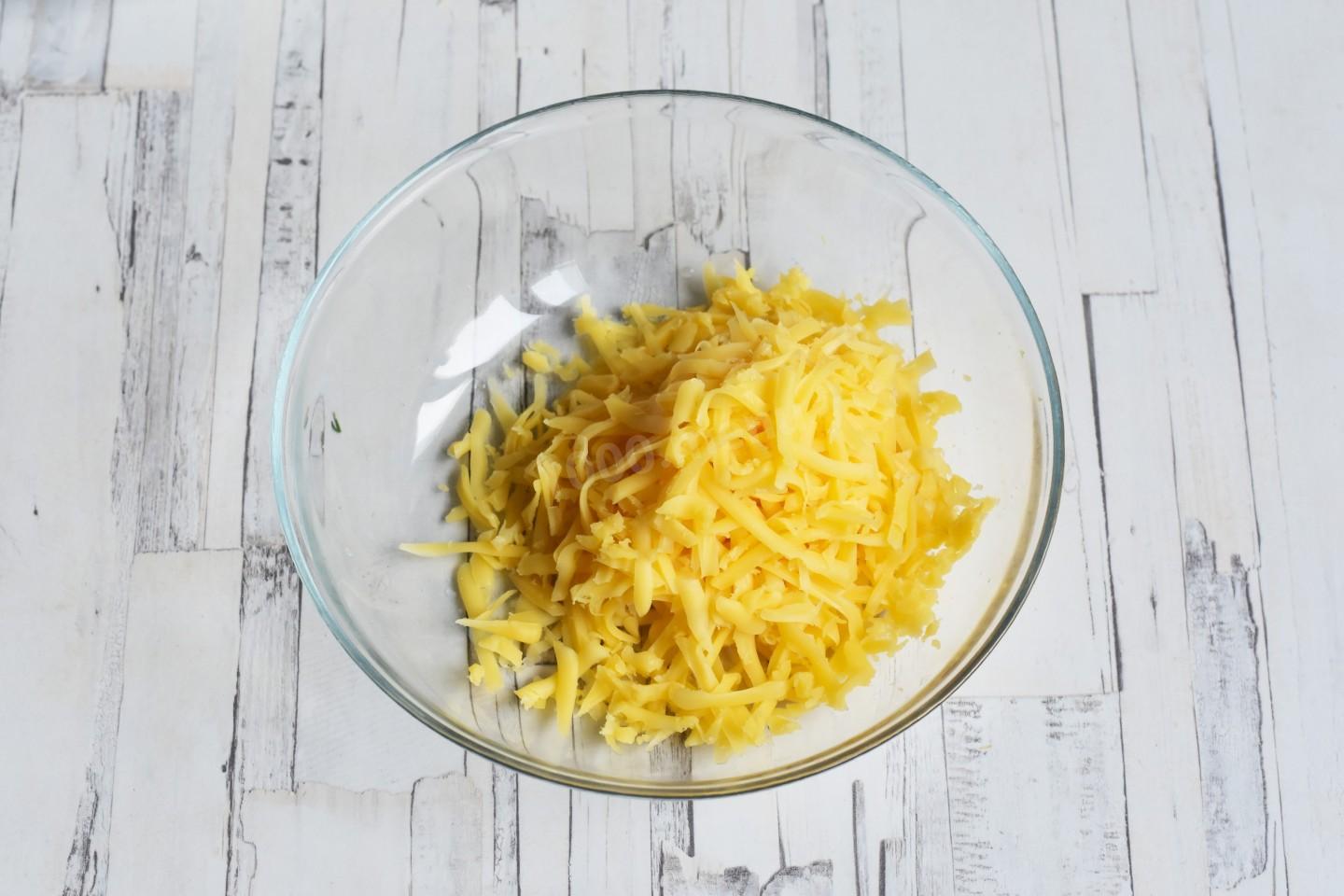Шаг 4 приготовления Салат с копченой грудкой ананасами и сыром