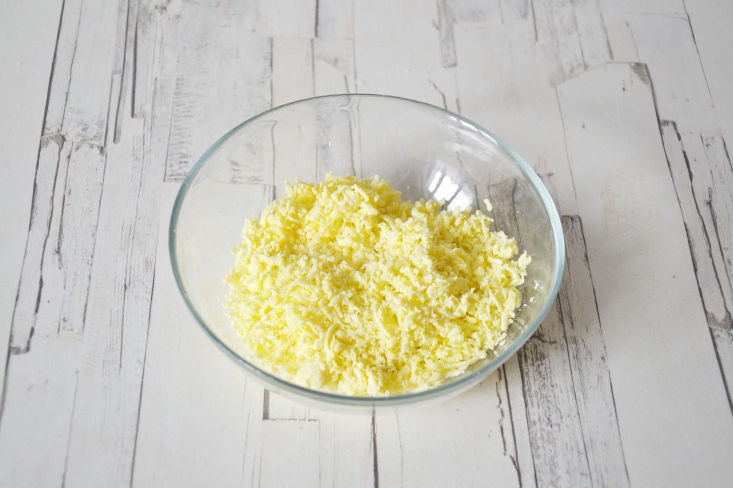 Шаг 6 приготовления Салат с копченой грудкой ананасами и сыром