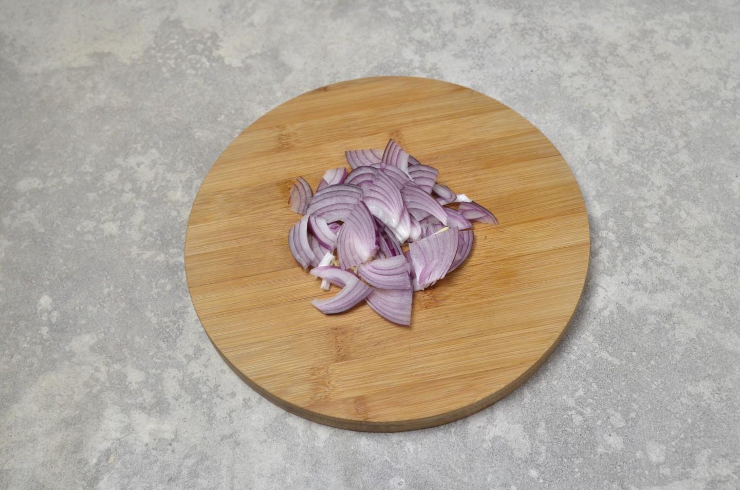 Шаг 3 приготовления Салат с кальмарами яйцом и луком