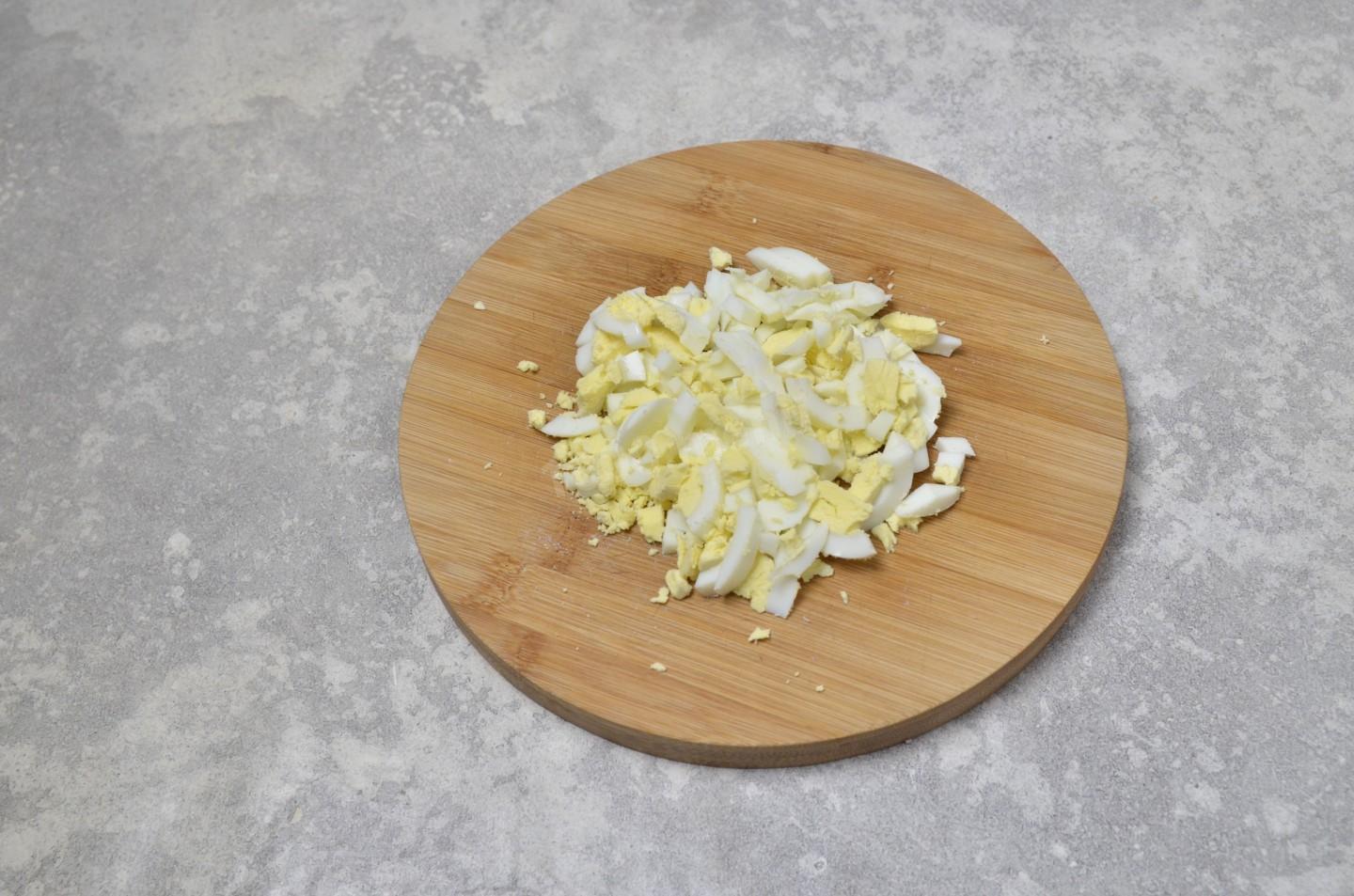 Шаг 6 приготовления Салат с кальмарами яйцом и луком