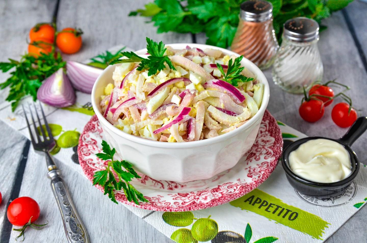 Шаг 9 приготовления Салат с кальмарами яйцом и луком