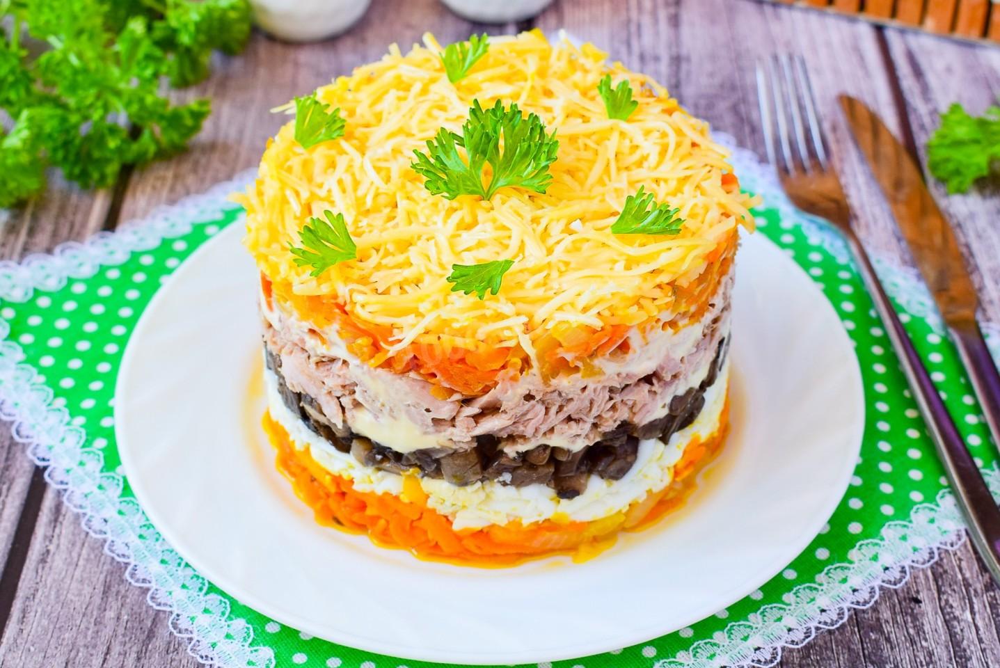 Обложка рецепта Салат с тунцом консервированным сыром и яйцом